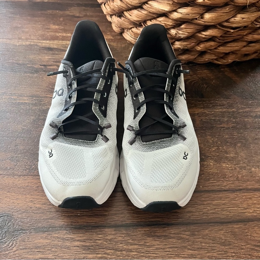 On Running Cloudtilt Sneakers | Black & White 10 - Picture 2 of 6